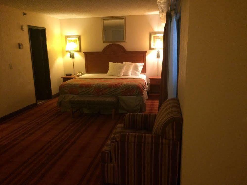 Plaza Hotel And Suites Pine Bluff Eksteriør bilde